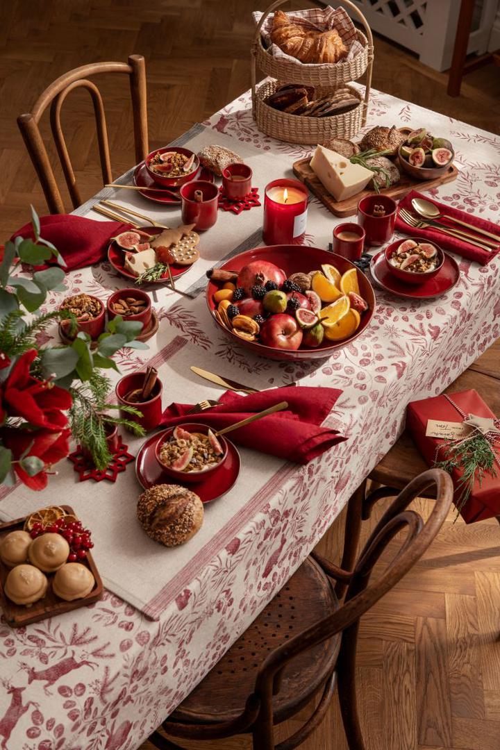 I za blaganski stol birajte prirodne materijale, od ukrasa, preko posuđa do tekstila. Veliki izbor blagdanskog asortimana nudi brend H&M Home